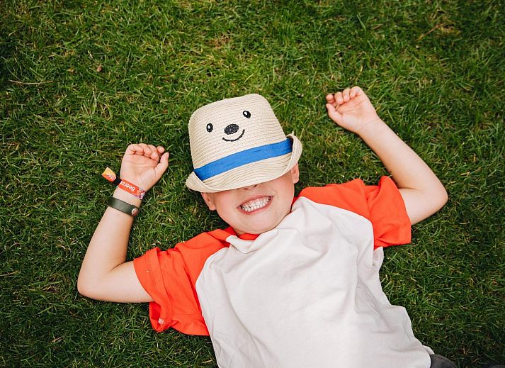 Hill Lodge Glamping Lodge in Beerze, Vechtgegend mit moderner Holzfassade und geraeumiger Veranda.
