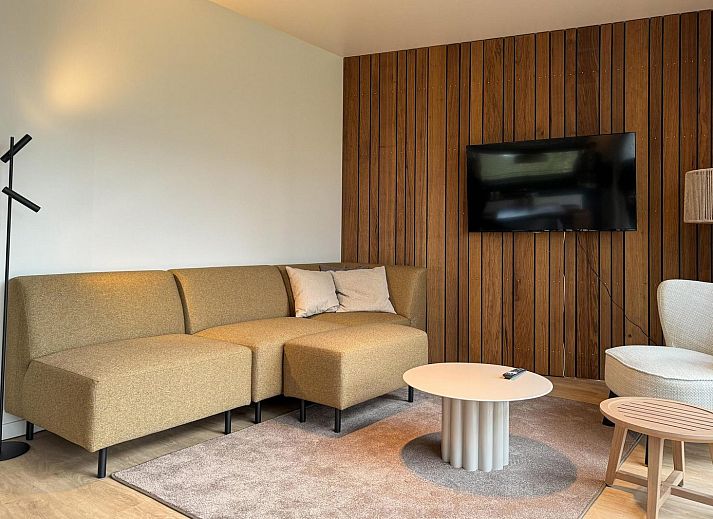 Hill Lodge Glamping Lodge in Beerze, Vechtgegend mit moderner Holzfassade und geraeumiger Veranda.