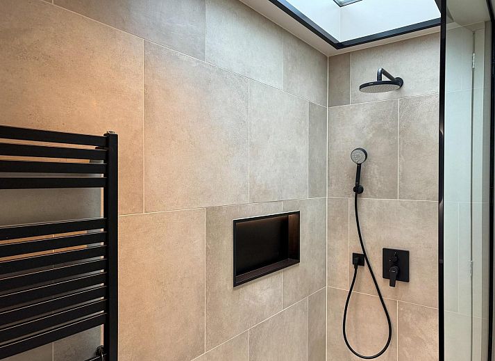 Kind geniesst auf dem Rasen des Hill Lodge Ferienhauses in Beerze, Vechtstreek, Overijssel.