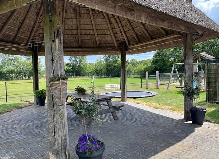 Gemuetliche Terrasse des Ferienhauses in Beerze, Region Vecht, Overijssel, mit Blick auf die Natur und bequemen Sitzgelegenheiten.