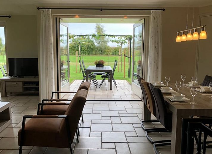 Gemuetliche Terrasse des Ferienhauses in Beerze, Region Vecht, Overijssel, mit Blick auf die Natur und bequemen Sitzgelegenheiten.