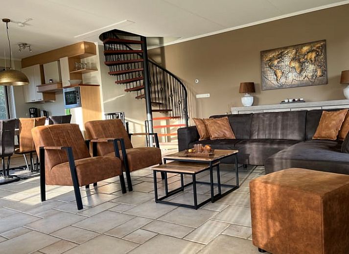 Gemuetliche Terrasse des Ferienhauses in Beerze, Region Vecht, Overijssel, mit Blick auf die Natur und bequemen Sitzgelegenheiten.