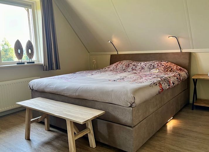 Gemuetliche Terrasse des Ferienhauses in Beerze, Region Vecht, Overijssel, mit Blick auf die Natur und bequemen Sitzgelegenheiten.