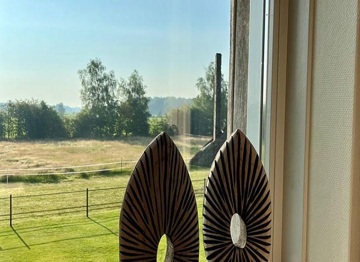 Aussentisch mit Stuehlen im Ferienhaus in Beerze, Ferienhaus in der Region Vecht, Overijssel mit Blick auf Wiesen.