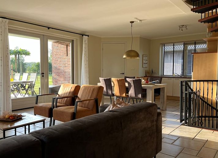 Aussentisch mit Stuehlen im Ferienhaus in Beerze, Ferienhaus in der Region Vecht, Overijssel mit Blick auf Wiesen.