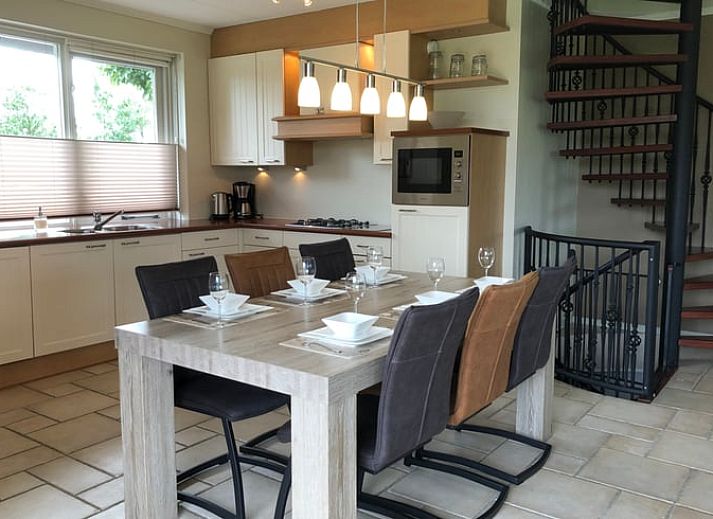 Aussentisch mit Stuehlen im Ferienhaus in Beerze, Ferienhaus in der Region Vecht, Overijssel mit Blick auf Wiesen.