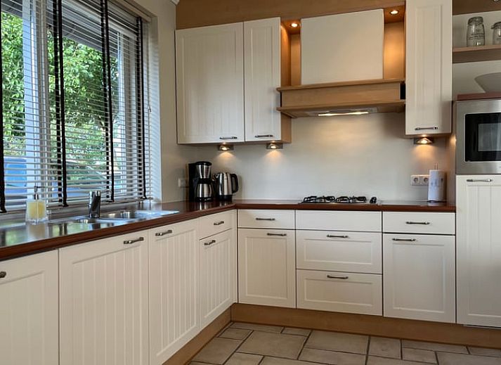 Aussentisch mit Stuehlen im Ferienhaus in Beerze, Ferienhaus in der Region Vecht, Overijssel mit Blick auf Wiesen.