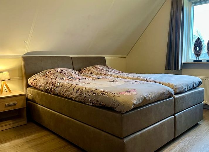 Das Ferienhaus in Beerze, Overijssel, bietet eine Terrasse mit Pflanzgefaessen und einem gemuetlichen Sitzbereich zum Entspannen.