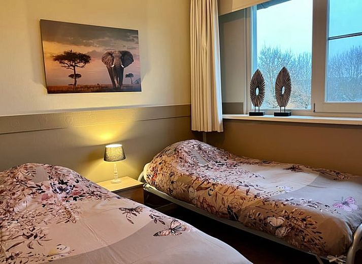 Das Ferienhaus in Beerze, Overijssel, bietet eine Terrasse mit Pflanzgefaessen und einem gemuetlichen Sitzbereich zum Entspannen.