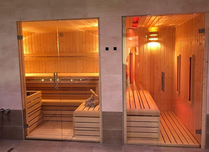 Sonnige Terrasse des Ferienhauses in Beerze, Region Vecht, Overijssel, mit Blick auf die laendliche Umgebung und den Pavillon.