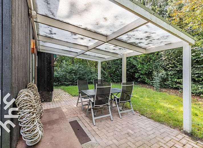 Luftaufnahme der natuerlichen Umgebung um das Ferienhaus OV260 in Beerze, Vechtstreek, Overijssel, mit ausgedehnten Waeldern und offenen Feldern.