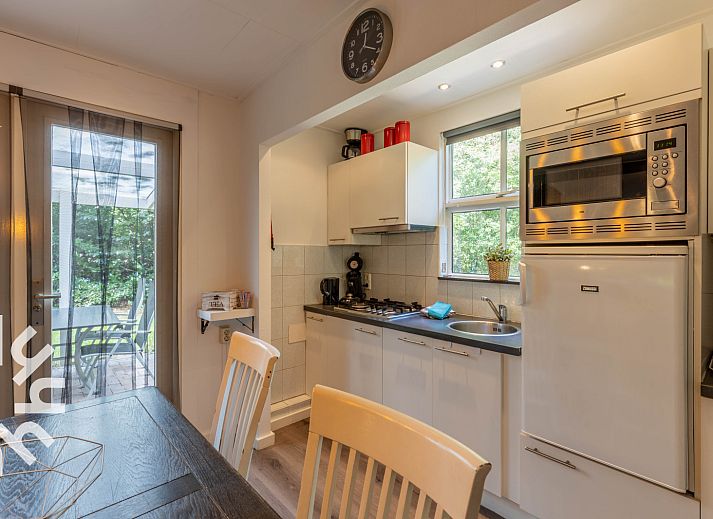 Luftaufnahme der natuerlichen Umgebung um das Ferienhaus OV260 in Beerze, Vechtstreek, Overijssel, mit ausgedehnten Waeldern und offenen Feldern.