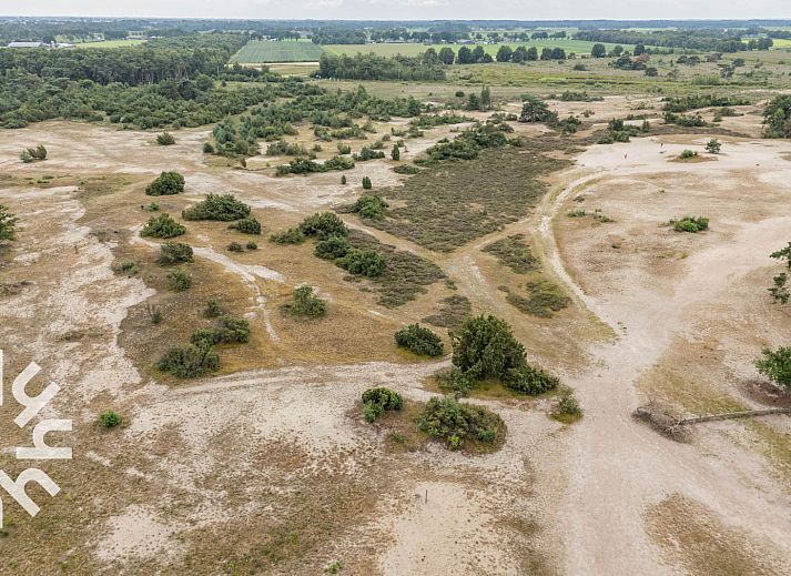 Gemuetliches Esszimmer im Ferienhaus OV260, Beerze, Vechtstreek mit moderner Kueche und Blick auf den gruenen Garten.