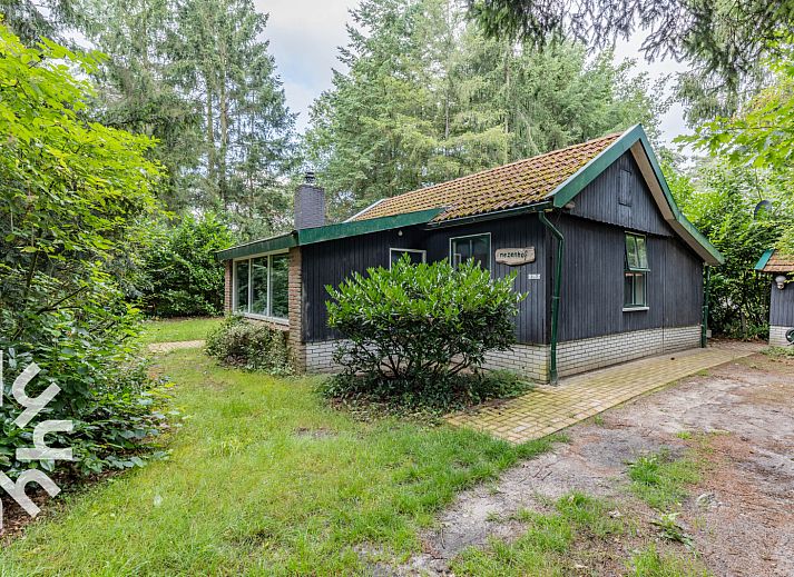 Gemuetliches Esszimmer im Ferienhaus OV260, Beerze, Vechtstreek mit moderner Kueche und Blick auf den gruenen Garten.