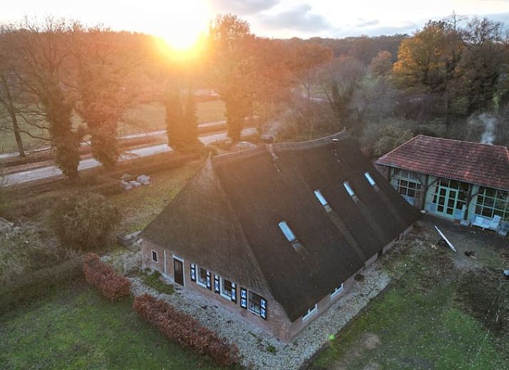 Charmantes Reetdachhaus in Beerze, umgeben von gruener Natur in der Region Vecht, Overijssel.