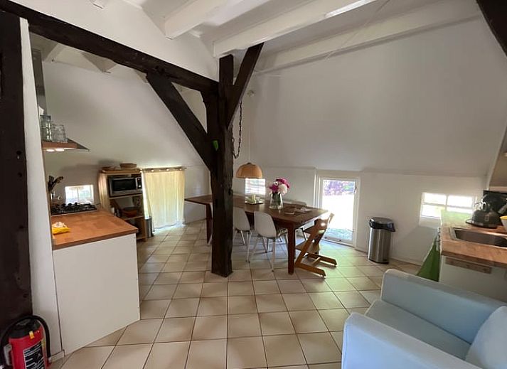 Ferienhaus in Beerze bei Sonnenuntergang, rustikale Lage in der Region Vecht, Overijssel, umgeben von Baeumen.