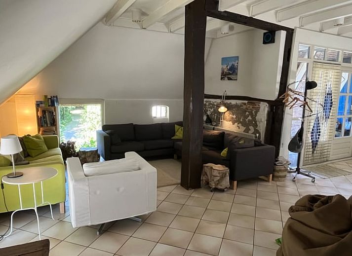 Ferienhaus in Beerze bei Sonnenuntergang, rustikale Lage in der Region Vecht, Overijssel, umgeben von Baeumen.