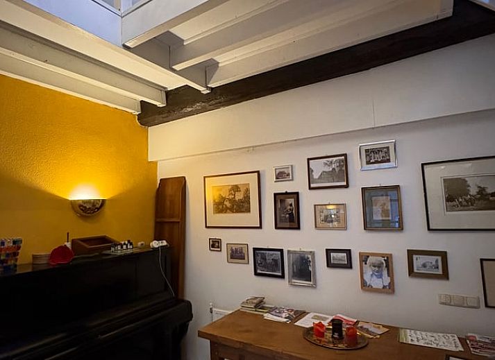 Ferienhaus in Beerze bei Sonnenuntergang, rustikale Lage in der Region Vecht, Overijssel, umgeben von Baeumen.