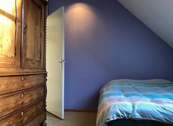 Ferienhaus in Beerze bei Sonnenuntergang, rustikale Lage in der Region Vecht, Overijssel, umgeben von Baeumen.