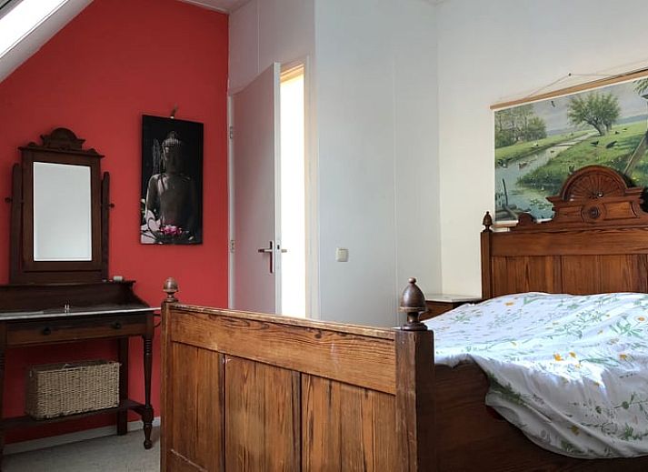 Gemuetliches Schlafzimmer im Ferienhaus in Beerze, Vechtstreek, Overijssel, mit Holzschrank und weichem Bettzeug.