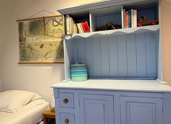 Gemuetliches Schlafzimmer im Ferienhaus in Beerze, Vechtstreek, Overijssel, mit Holzschrank und weichem Bettzeug.