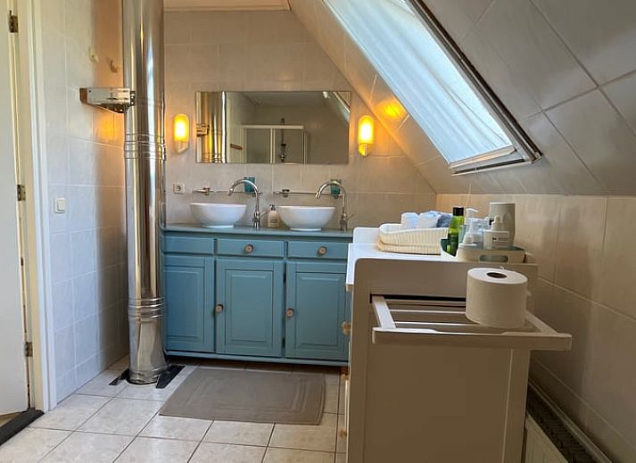 Gemuetliches Schlafzimmer im Ferienhaus in Beerze, Vechtstreek, Overijssel, mit Holzschrank und weichem Bettzeug.