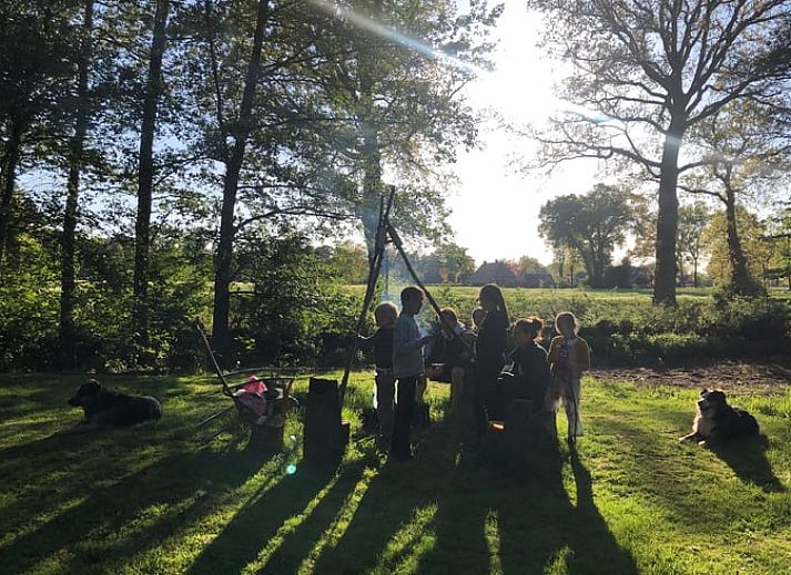 Gemuetliches Schlafzimmer im Ferienhaus in Beerze, Vechtstreek, Overijssel, mit Holzschrank und weichem Bettzeug.