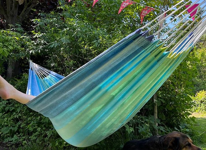 Gemuetliches Schlafzimmer im Ferienhaus in Beerze mit antikem Holzbett, Vechtstreek, Overijssel.