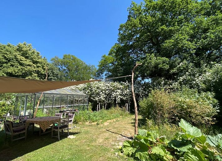 Gemuetliches Schlafzimmer im Ferienhaus in Beerze mit antikem Holzbett, Vechtstreek, Overijssel.