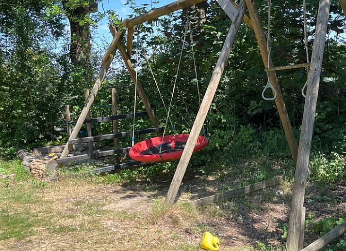 Gemuetliches Schlafzimmer im Ferienhaus in Beerze mit antikem Holzbett, Vechtstreek, Overijssel.