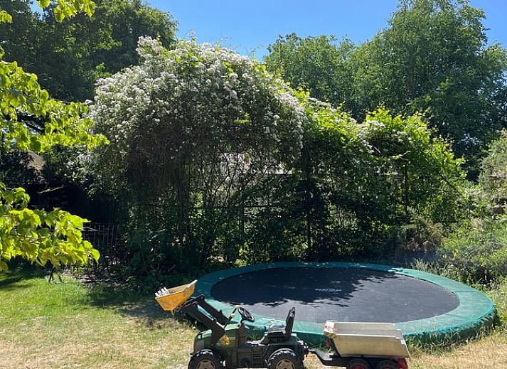 Gemuetliches Schlafzimmer im Ferienhaus in Beerze mit antikem Holzbett, Vechtstreek, Overijssel.