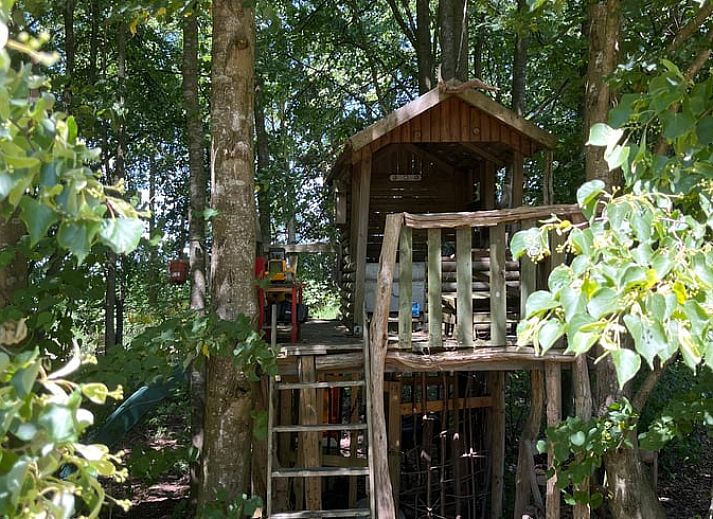 Heller Innenraum in modern eingerichteter Ferienwohnung in Beerze, Region Vecht, Overijssel.