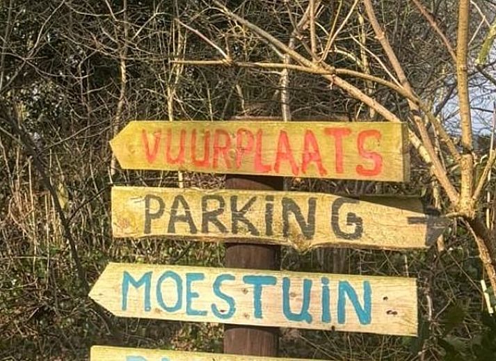 Heller Innenraum in modern eingerichteter Ferienwohnung in Beerze, Region Vecht, Overijssel.