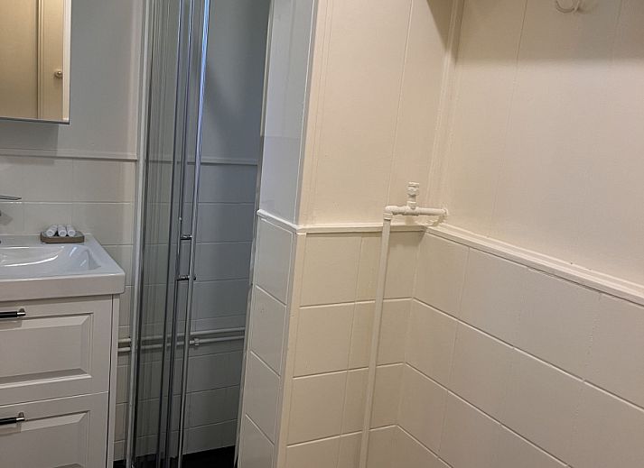 OV703 vakantiehuis met charmante veranda in Beerze, Vechtstreek, Overijssel, omgeven door groene natuur en rustieke charme.