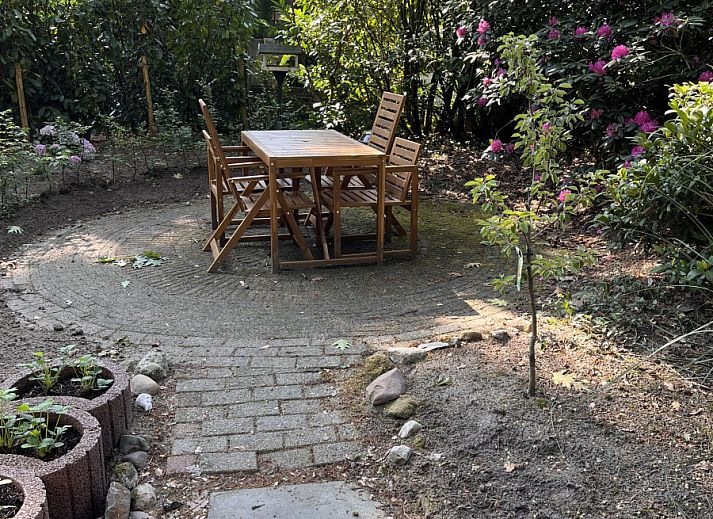 Speeltuin bij OV703 vakantiehuis in Beerze, Vechtstreek, Overijssel, omgeven door groen en ideaal voor gezinnen met kinderen.