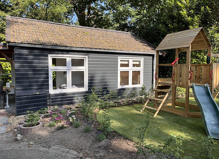Speeltuin bij OV703 vakantiehuis in Beerze, Vechtstreek, Overijssel, omgeven door groen en ideaal voor gezinnen met kinderen.