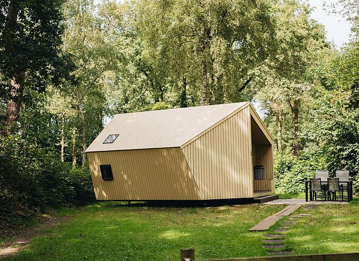 Geniet van de zon op het terras van Trek-in glamping lodge in Beerze, Vechtstreek, Overijssel.