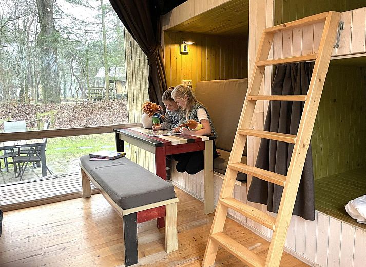 Geniet van de zon op het terras van Trek-in glamping lodge in Beerze, Vechtstreek, Overijssel.