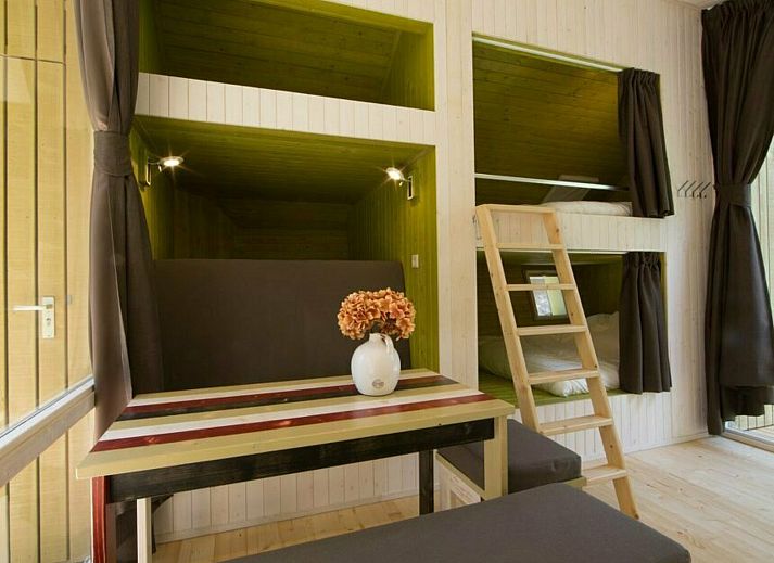 Geniet van de zon op het terras van Trek-in glamping lodge in Beerze, Vechtstreek, Overijssel.