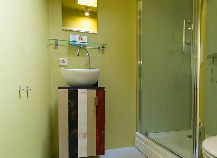 Rustieke buitenkant van Trek-in vakantiehuis omringd door natuur in Beerze, Vechtstreek, Overijssel.