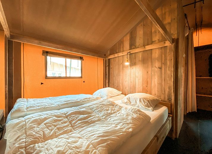 Summer Lodge Glamping Lodge in Beerze, Region Vecht mit geraeumiger Veranda und Waldgebiet in Overijssel.