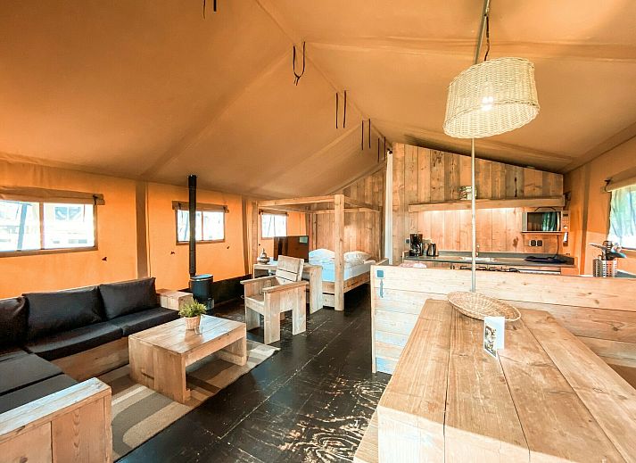 Terrasse des Ferienhauses Summer Lodge in Beerze, Overijssel, umgeben von Natur in der Region Vecht.