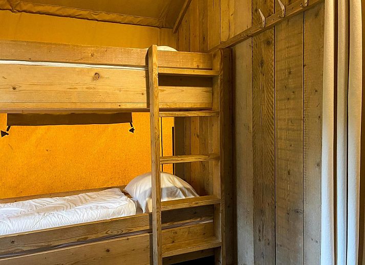 Terrasse des Ferienhauses Summer Lodge in Beerze, Overijssel, umgeben von Natur in der Region Vecht.