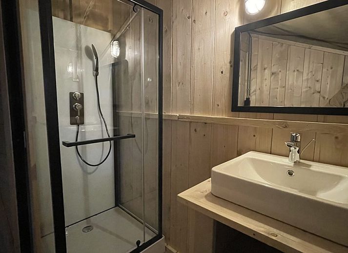 Summer Lodge 5 personen in Beerze, een charmante glamping lodge omgeven door groene natuur in de Vechtstreek, Overijssel.