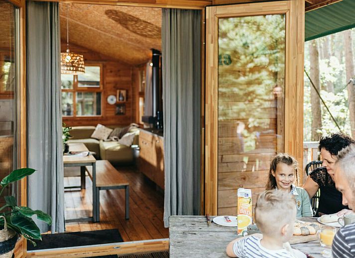 Geniessen Sie die Sonne auf der Veranda der Youpi! Lodge, einem luxurioesen Zelthaus in Beerze, Vechtstreek, Overijssel.