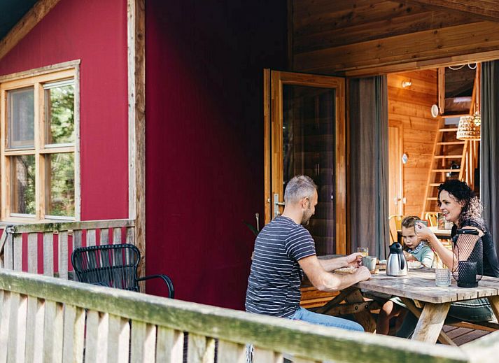 Geniessen Sie die Sonne auf der Veranda der Youpi! Lodge, einem luxurioesen Zelthaus in Beerze, Vechtstreek, Overijssel.
