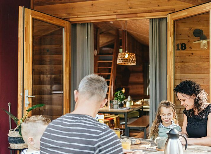 Spielerische Momente auf dem Rasen der Youpi! Lodge, einer Glamping-Lodge in Beerze, Vechtstreek, Overijssel.