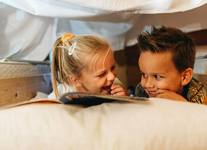 Spielerische Momente auf dem Rasen der Youpi! Lodge, einer Glamping-Lodge in Beerze, Vechtstreek, Overijssel.