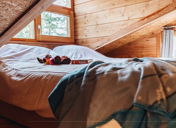 Spielerische Momente auf dem Rasen der Youpi! Lodge, einer Glamping-Lodge in Beerze, Vechtstreek, Overijssel.