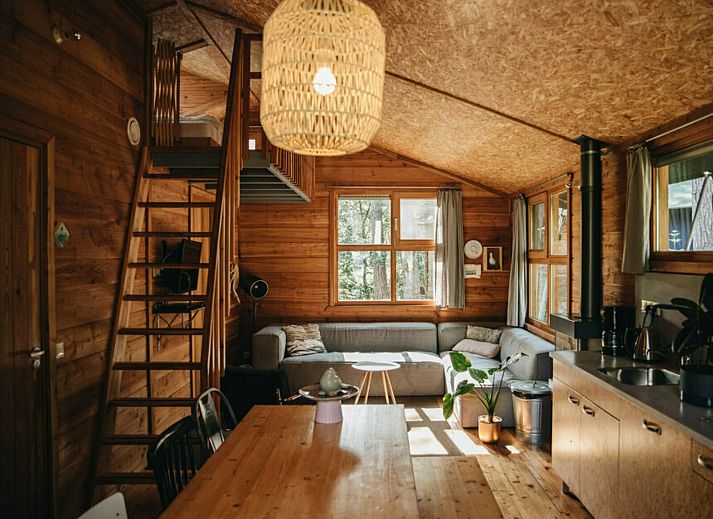 Spielerische Momente auf dem Rasen der Youpi! Lodge, einer Glamping-Lodge in Beerze, Vechtstreek, Overijssel.